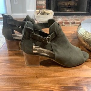 Open toed sandals with heel